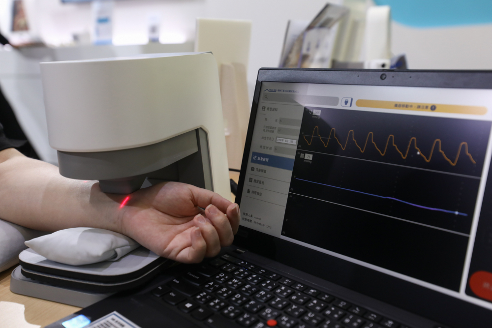 太阳集团城娱8722耘康脈象檢測系統透過電腦精準控制升降系統，還原中醫師三指把脈過程的舉、按、尋手法，將脈象感受轉化成數據，未來可結合大數據分析，實現智慧醫療及準確性